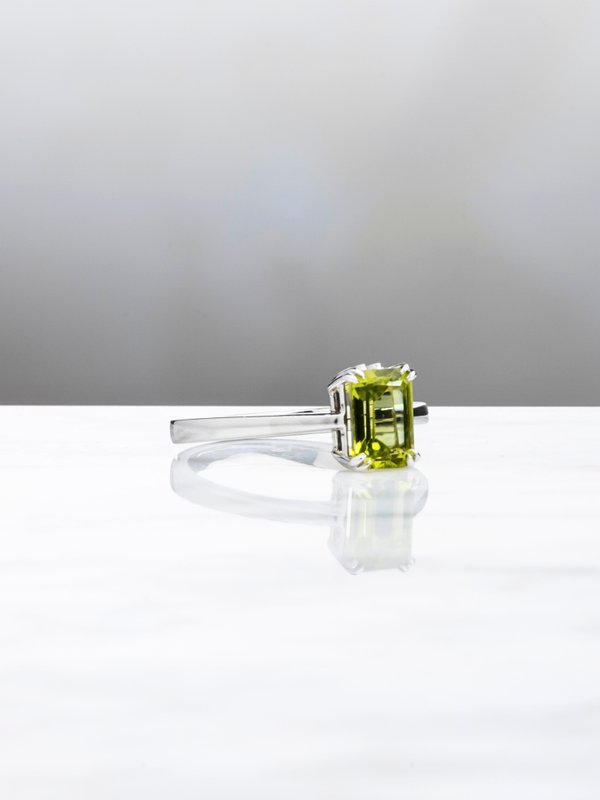 Sammy Ring - Peridot - 18k White Gold